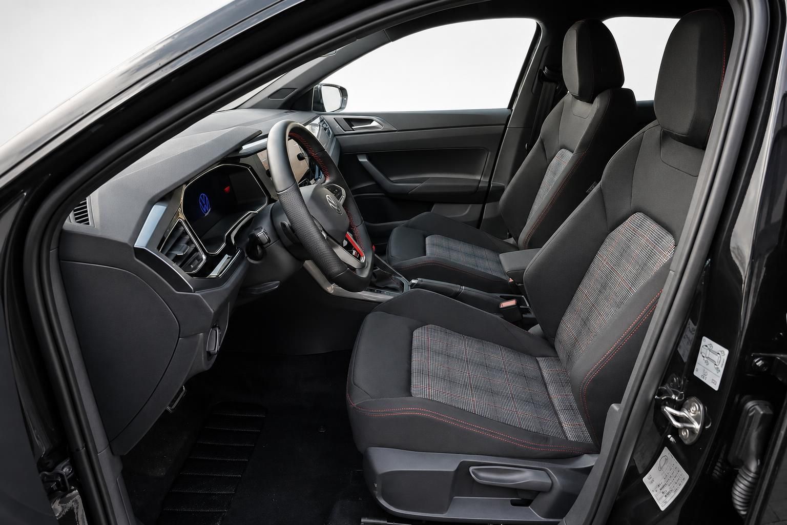 VW Polo GTI Innenraum, Blick auf Fahrersitz und Cockpit durch offene Tür