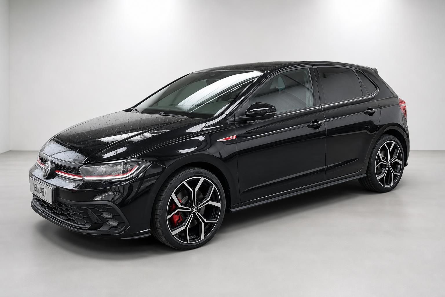 VW Polo GTI schwarz Frontansicht schraeg mit Haendlerschild