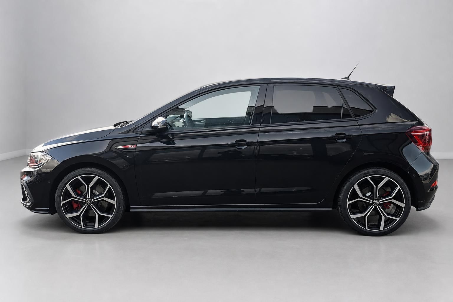 VW Polo GTI schwarz Seitenansicht mit Leichtmetallfelgen