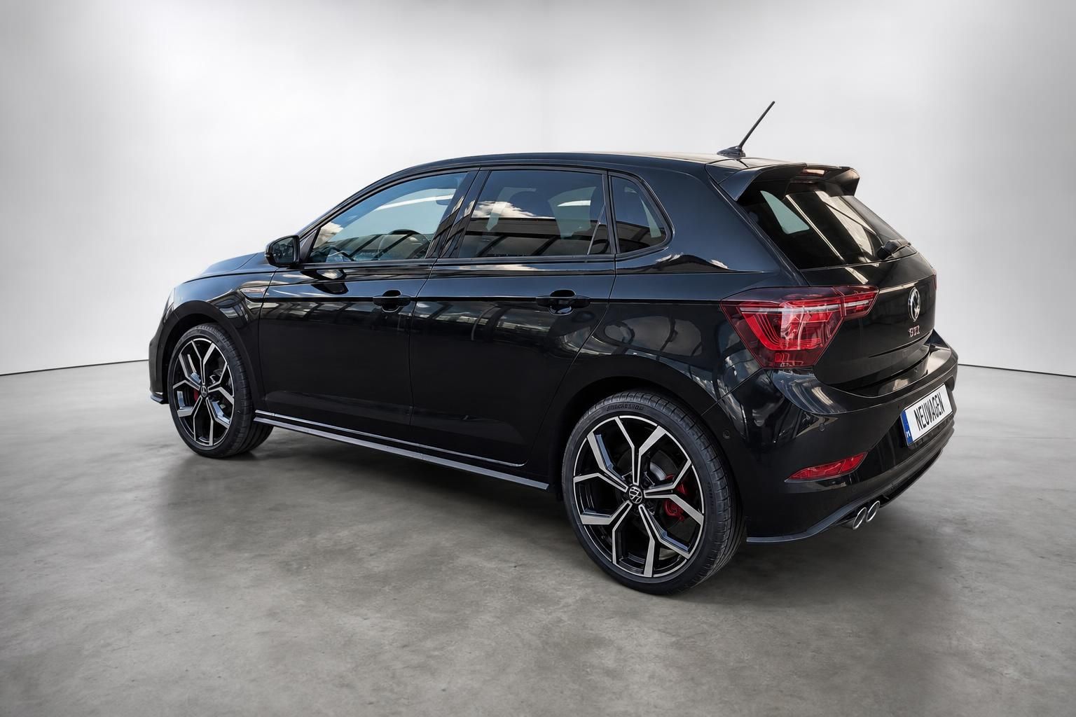 VW Polo GTI schwarz Heckansicht schraeg mit Doppelendrohr
