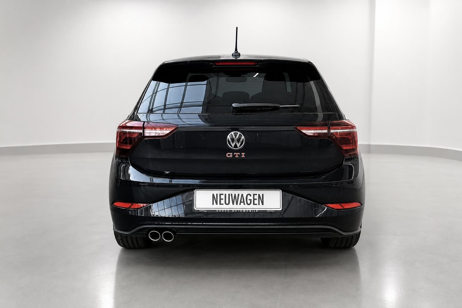 VW Polo GTI schwarz Heckansicht mit Doppelendrohr im Studio