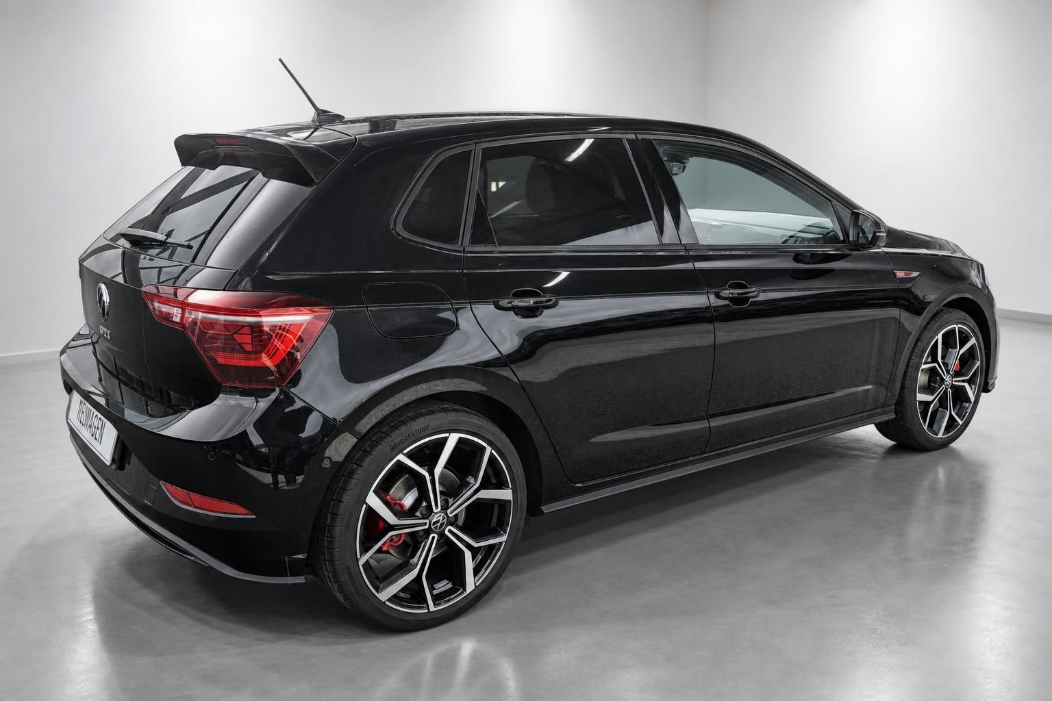 VW Polo GTI schwarz Seitenansicht hinten mit Leichtmetallfelgen