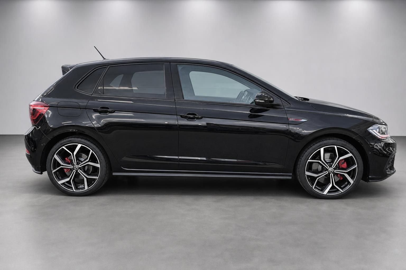 VW Polo GTI schwarz Seitenansicht komplett im Fotostudio