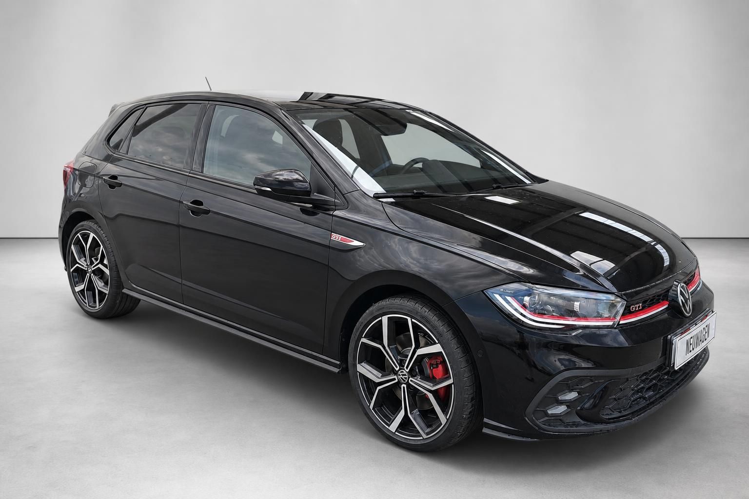 VW Polo GTI schwarz Frontansicht schraeg mit roten Bremssaetteln
