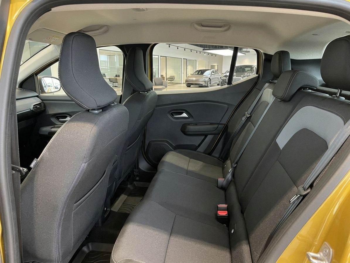 Rücksitzbank mit grauen Stoffsitzen und Sicherheitsgurten im Fahrzeuginnenraum