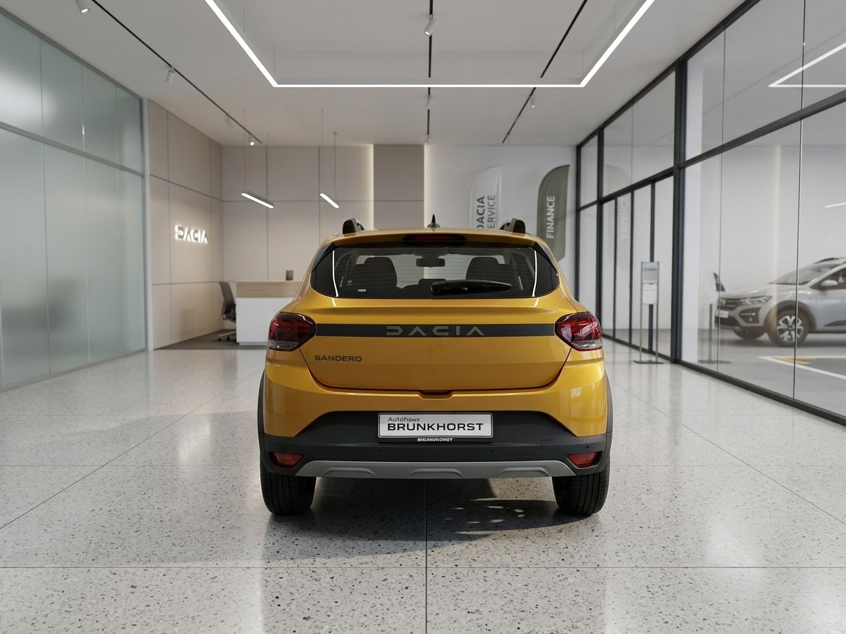 Gelber Dacia Sandero Stepway Heckansicht im modernen Autohaus Showroom
