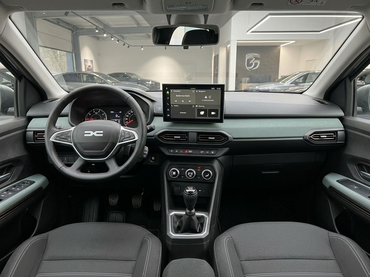 Fahrzeug Innenraum mit Lenkrad, Armaturenbrett und Touchscreen Display im modernen Design