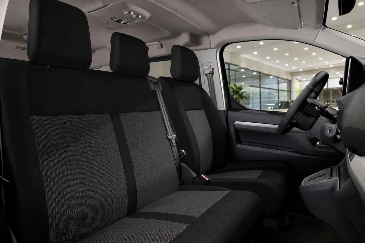 Peugeot Traveller Innenraum mit Rücksitzbank und Blick zum Fahrersitz