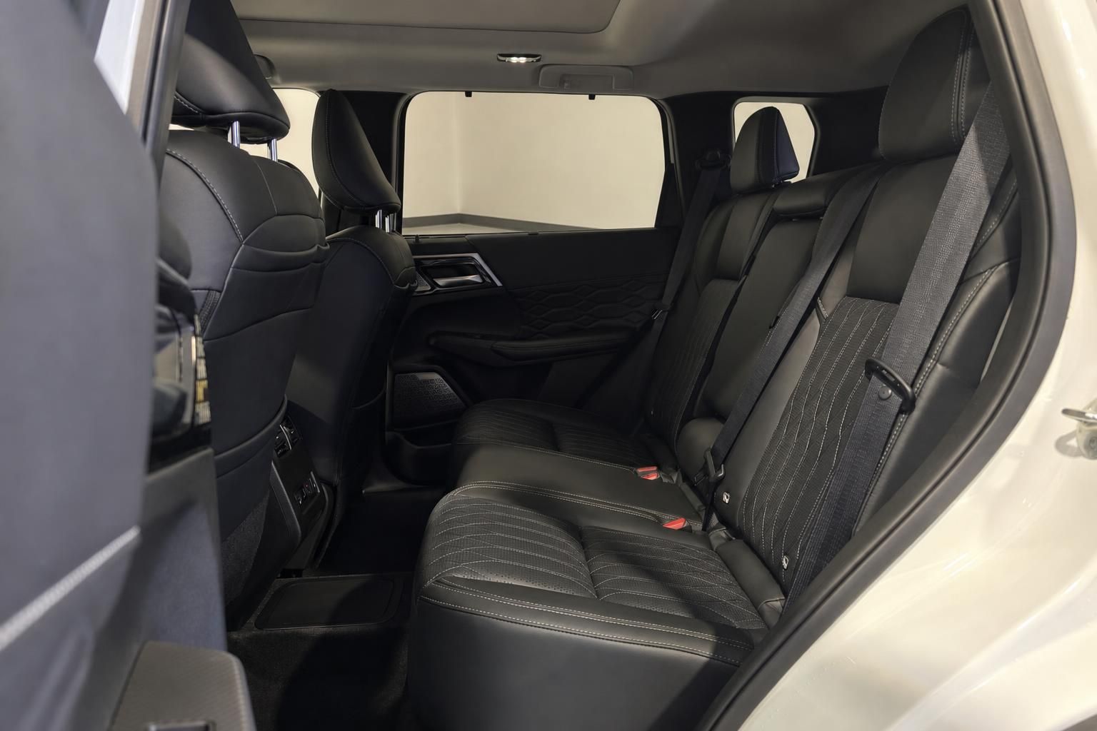 Innenraum Mitsubishi Outlander, Rücksitze mit schwarzem Leder