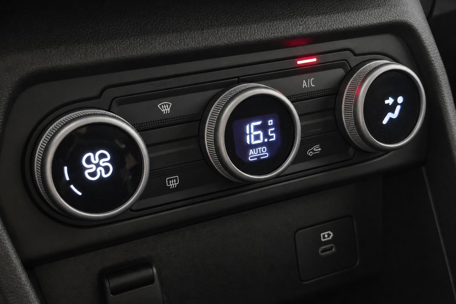 Klimabedienelement mit digitalem Display im Fahrzeuginterieur
