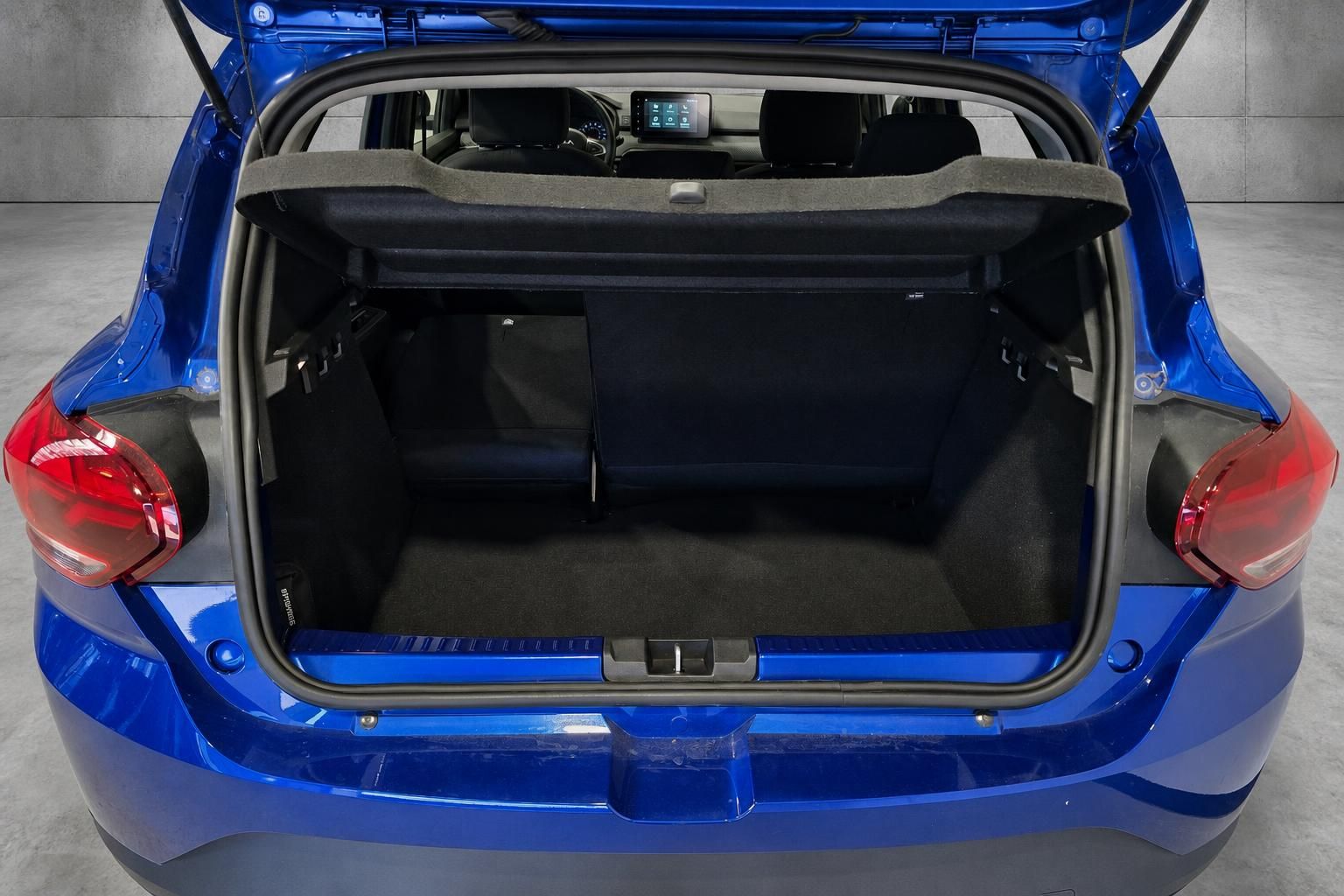 Kofferraum mit Laderaumabdeckung im blauen Dacia Stepway