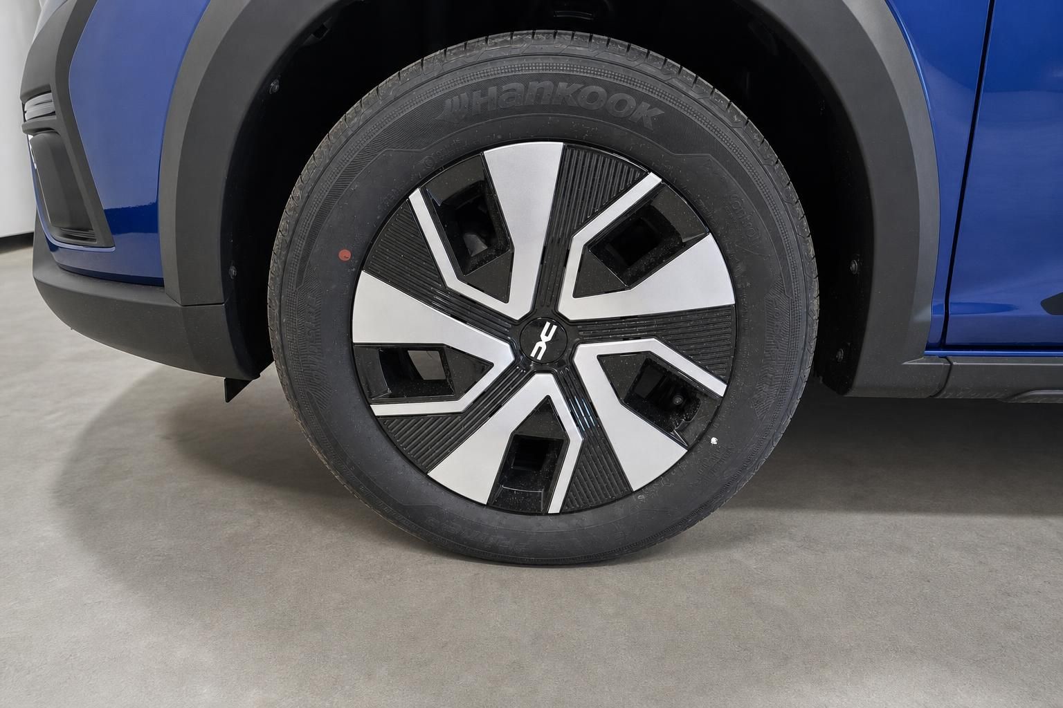 Detailansicht Leichtmetallfelge mit Hankook-Reifen am Dacia Stepway
