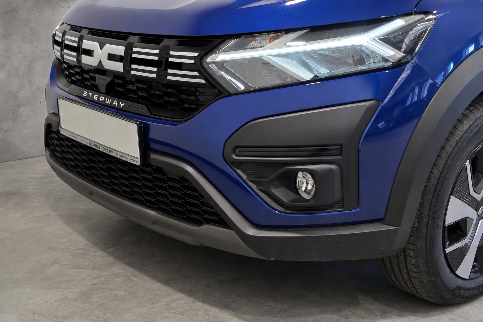 Dacia Stepway Frontstoßstange mit LED-Tagfahrlicht im Detail