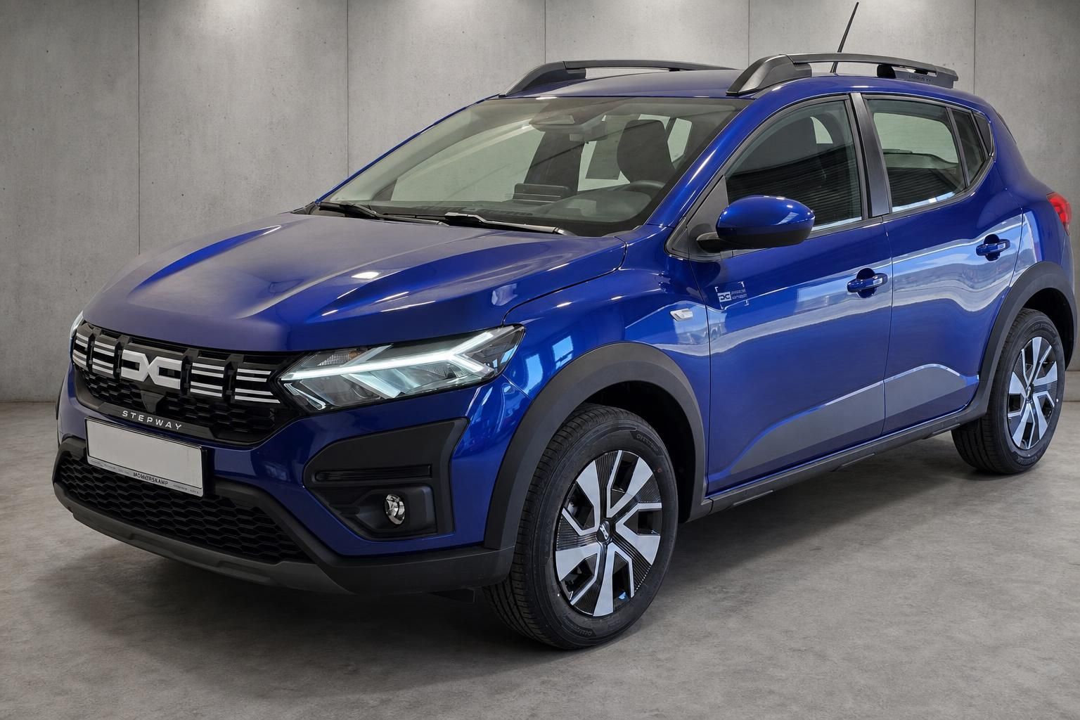 Dacia Sandero Stepway blau metallic Frontansicht schraeg im Studio