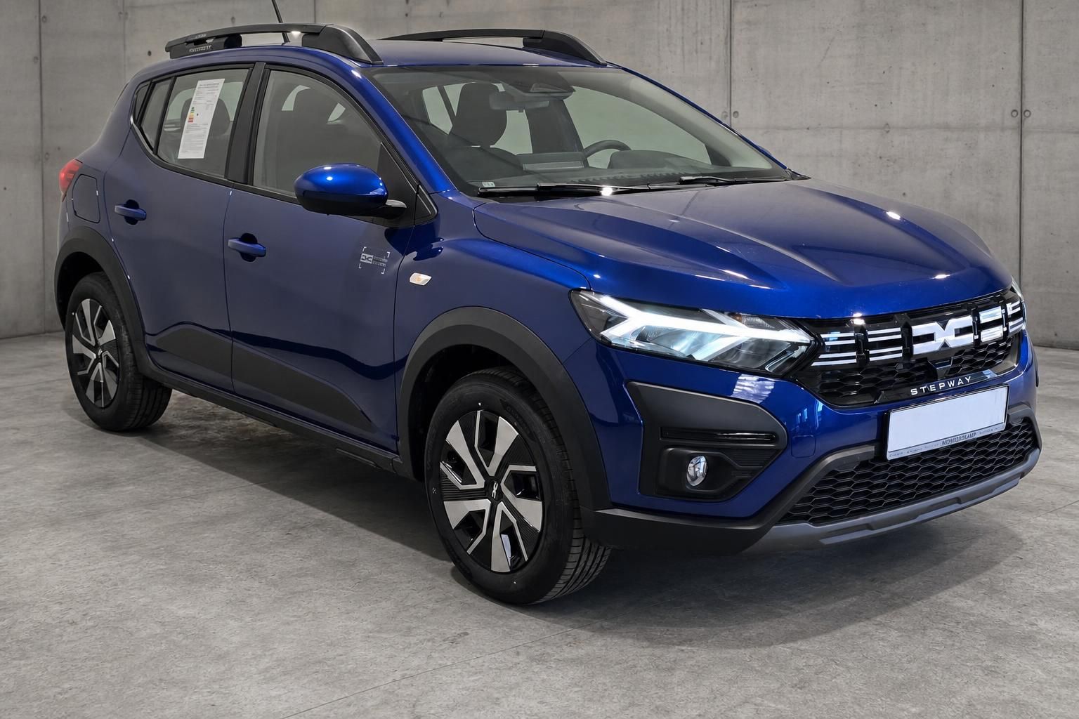Dacia Sandero Stepway blau Frontansicht schraeg Studioaufnahme