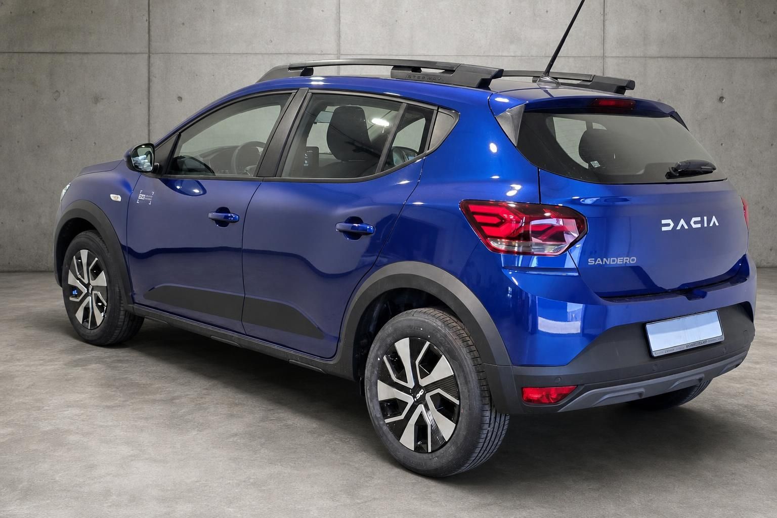 Dacia Sandero blau Heckansicht Seitenperspektive mit Alufelgen