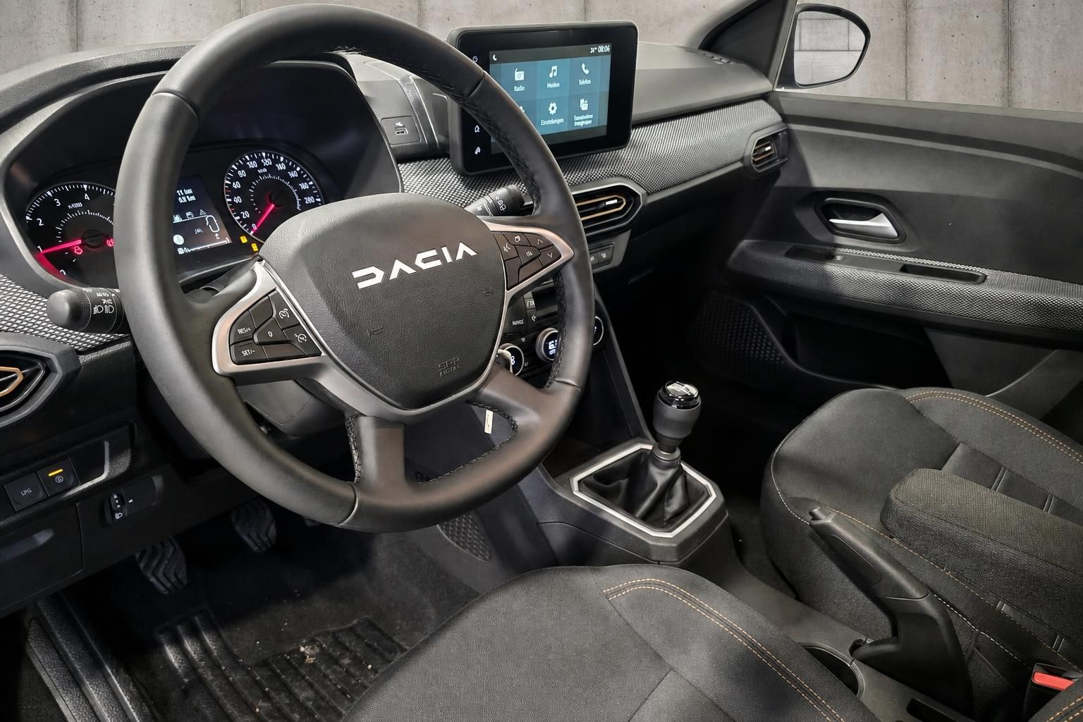 Dacia Sandero Innenraum Cockpit Lenkrad und Multimedia Display