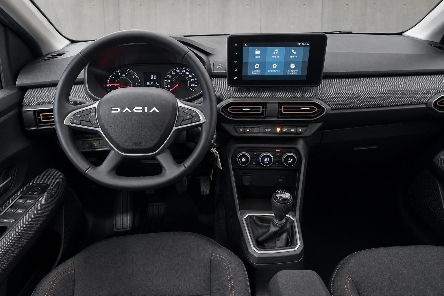 Dacia Cockpit mit Lenkrad und Touchscreen-Infotainment im Innenraum