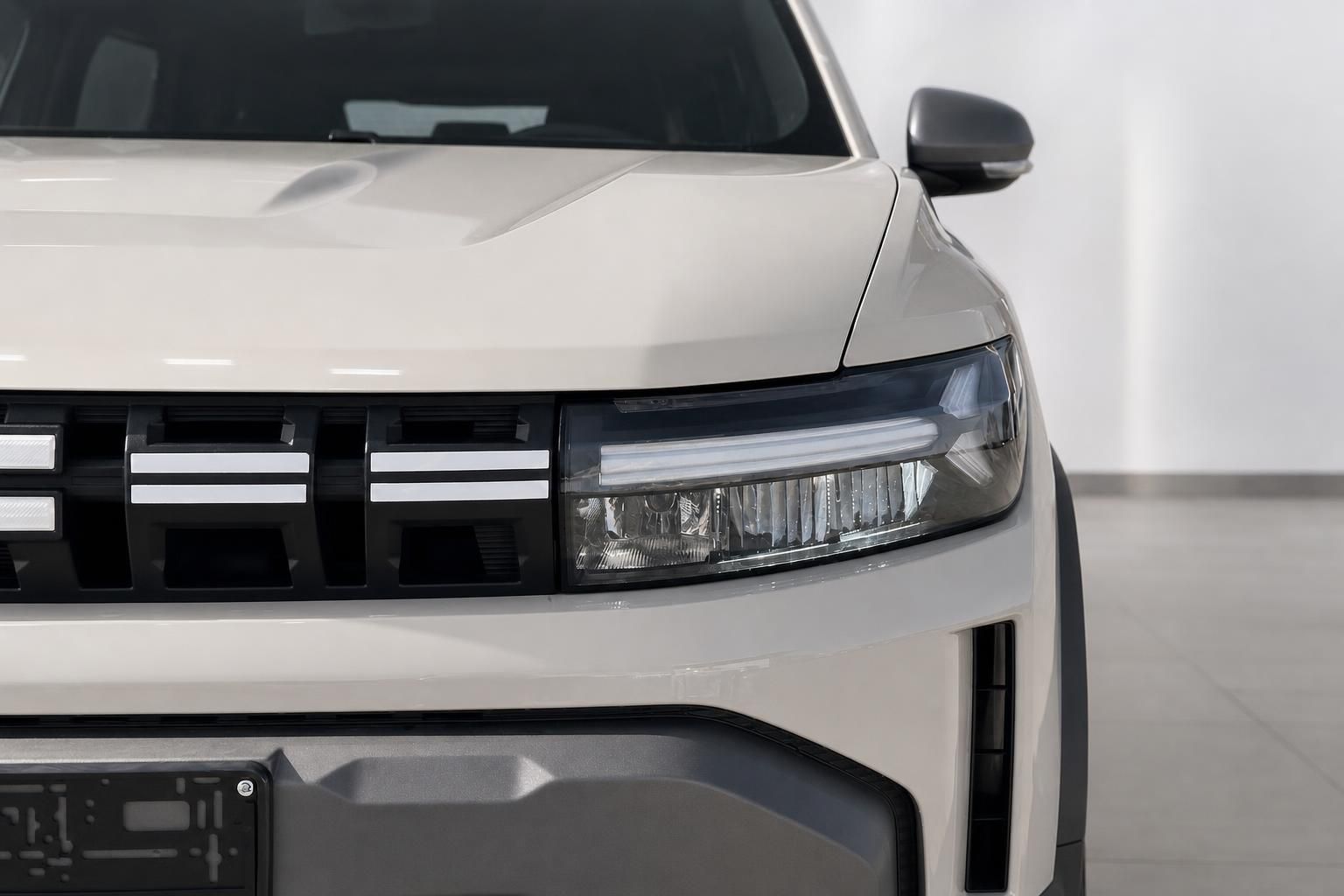 Dacia Duster Nahaufnahme LED-Scheinwerfer und Frontpartie in Beige