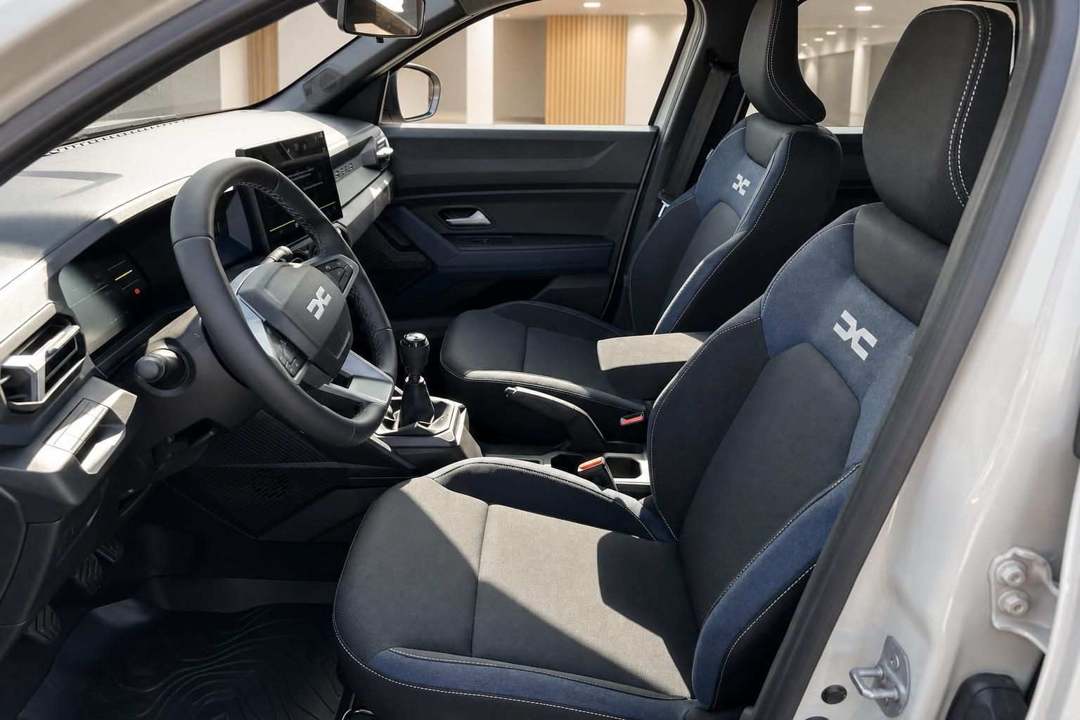 Dacia Duster Vordersitze in Stoff mit blauen Akzenten und Lenkrad