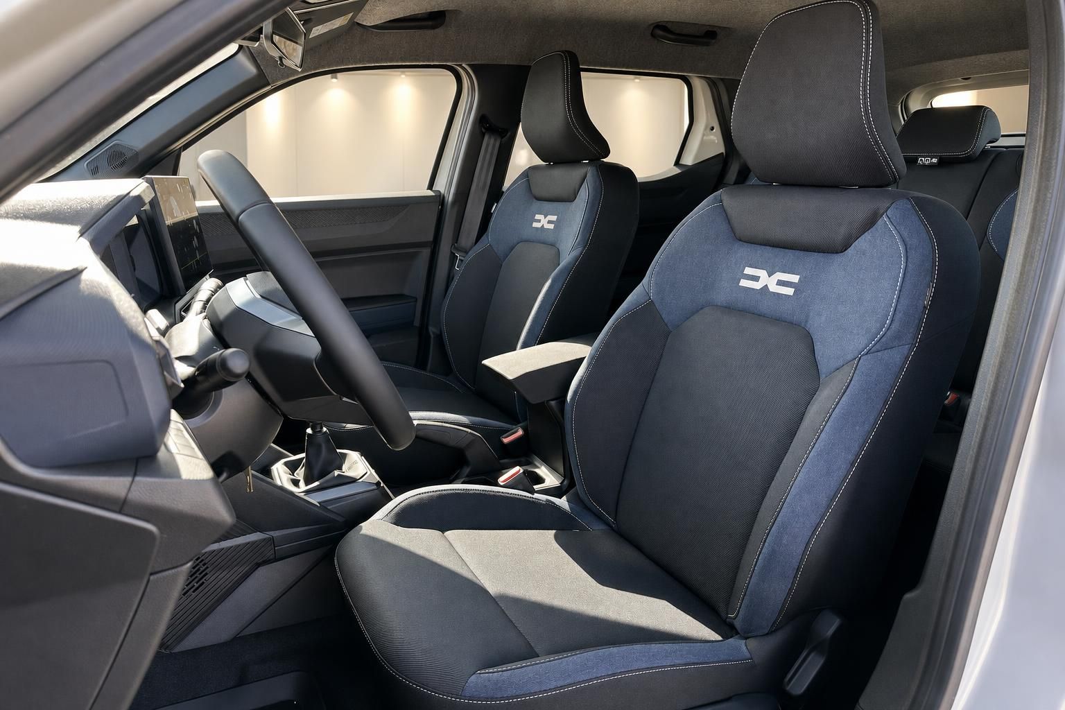 Dacia Duster Innenraumansicht mit Vordersitzen und Mittelkonsole