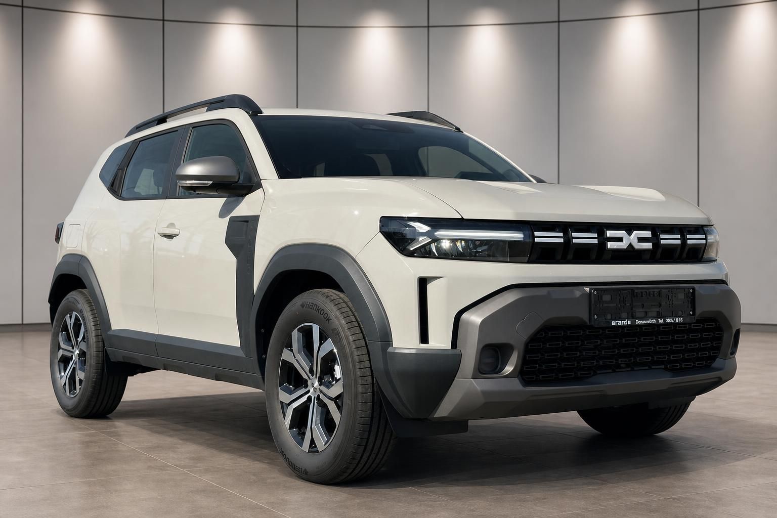 Weißer Dacia Duster SUV in Frontansicht Studioaufnahme