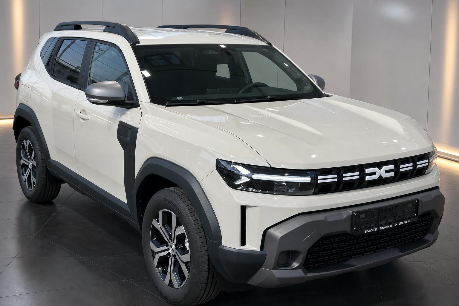 Weißer Dacia Duster SUV Frontansicht schräg im Autohaus