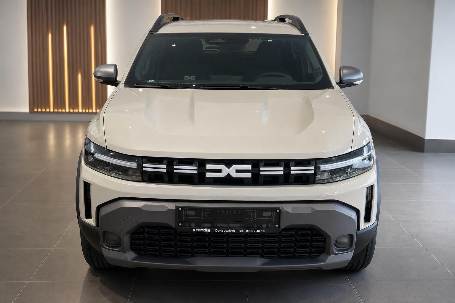 Dacia Duster weiß Frontalansicht mit Kühlergrill im Autohaus