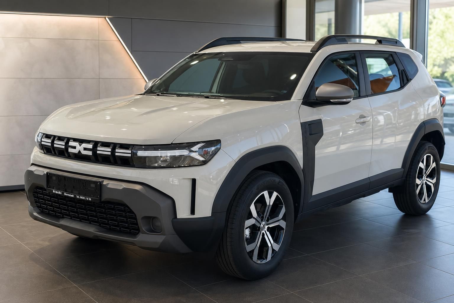 Weißer Dacia Duster SUV schräg von vorne im Showroom