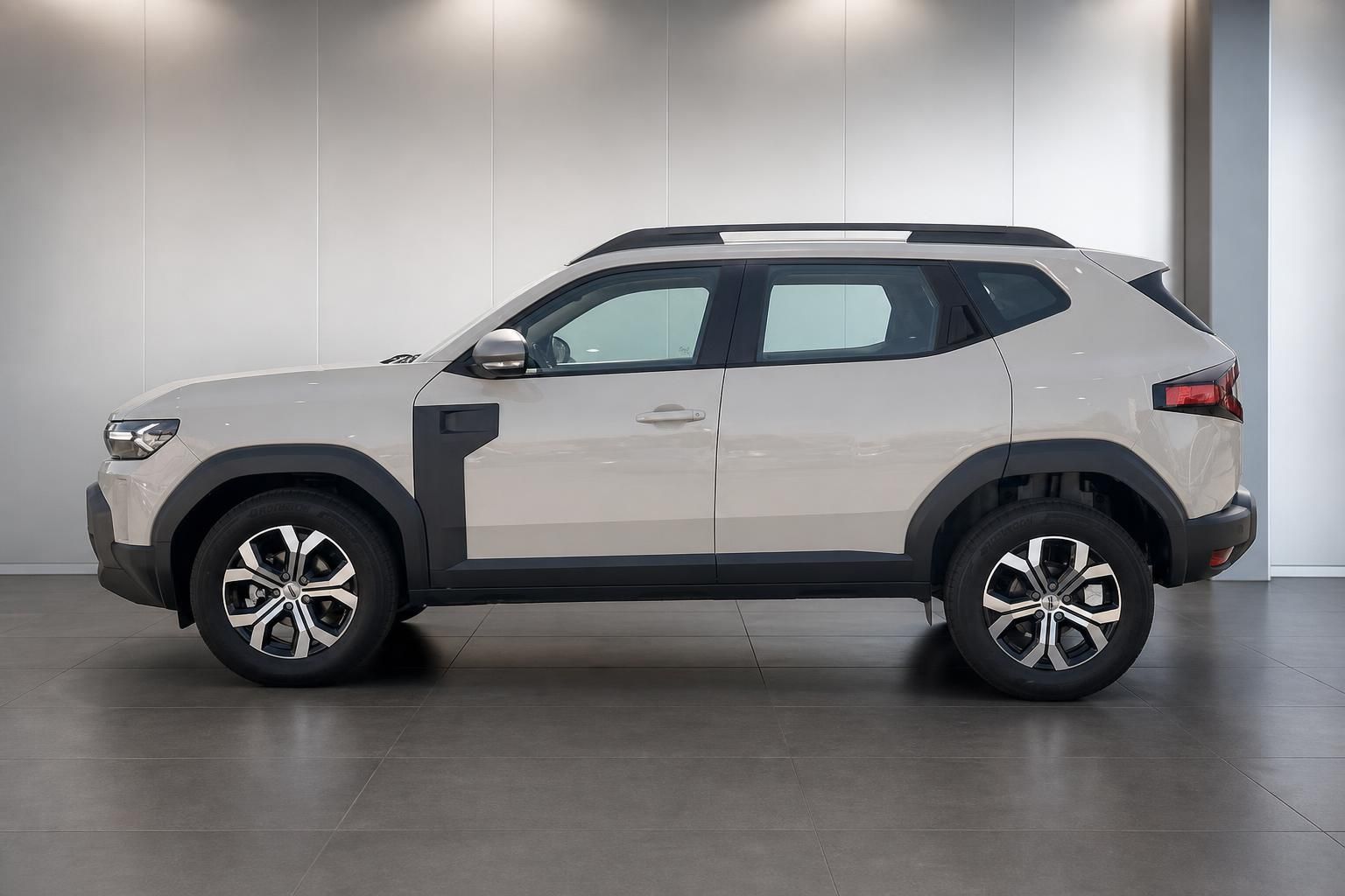 Dacia Duster weiß Seitenansicht Neuwagen im Autohaus