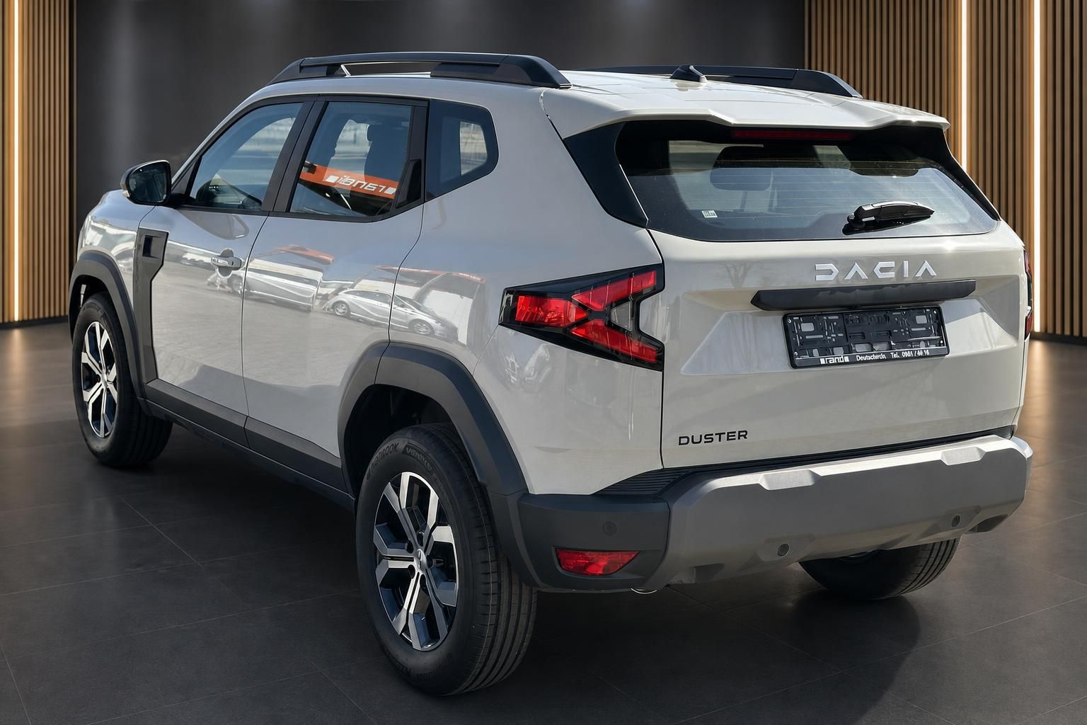 Dacia Duster weiß Heckansicht schräg im Showroom