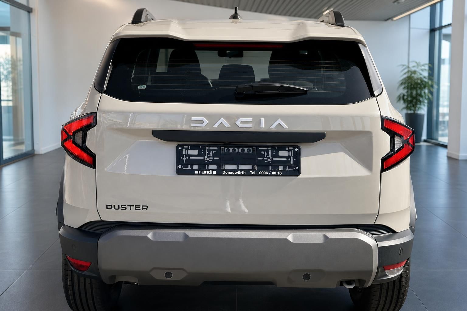 Dacia Duster weiß Heckansicht frontal mit Dachreling