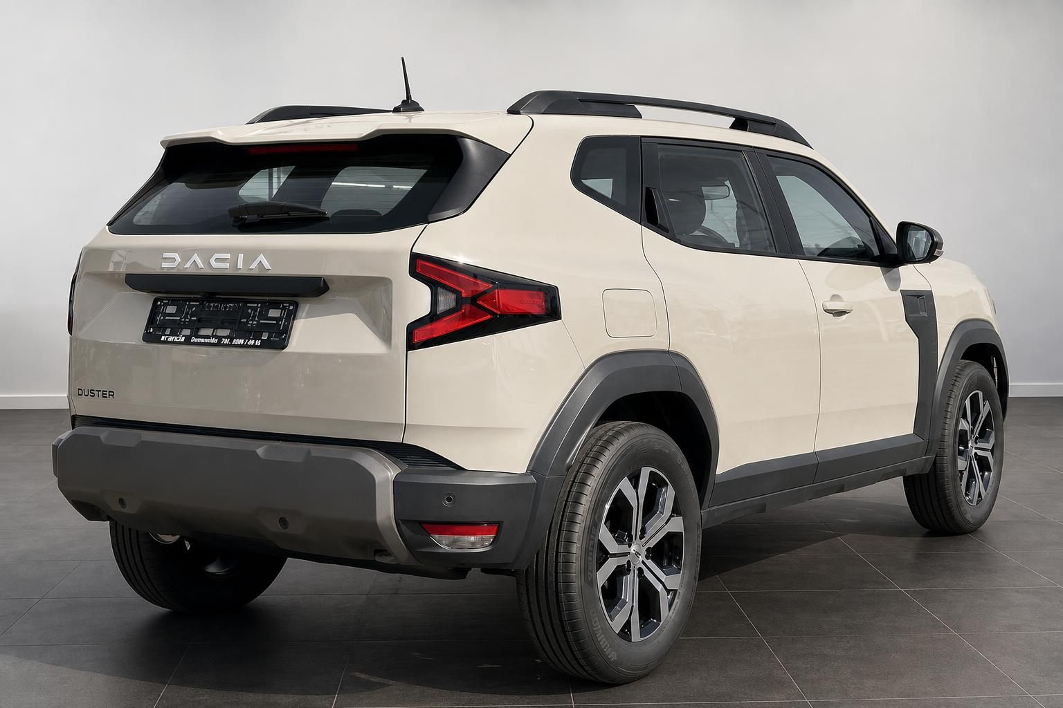 Dacia Duster beige Heckansicht schräg mit Dachreling