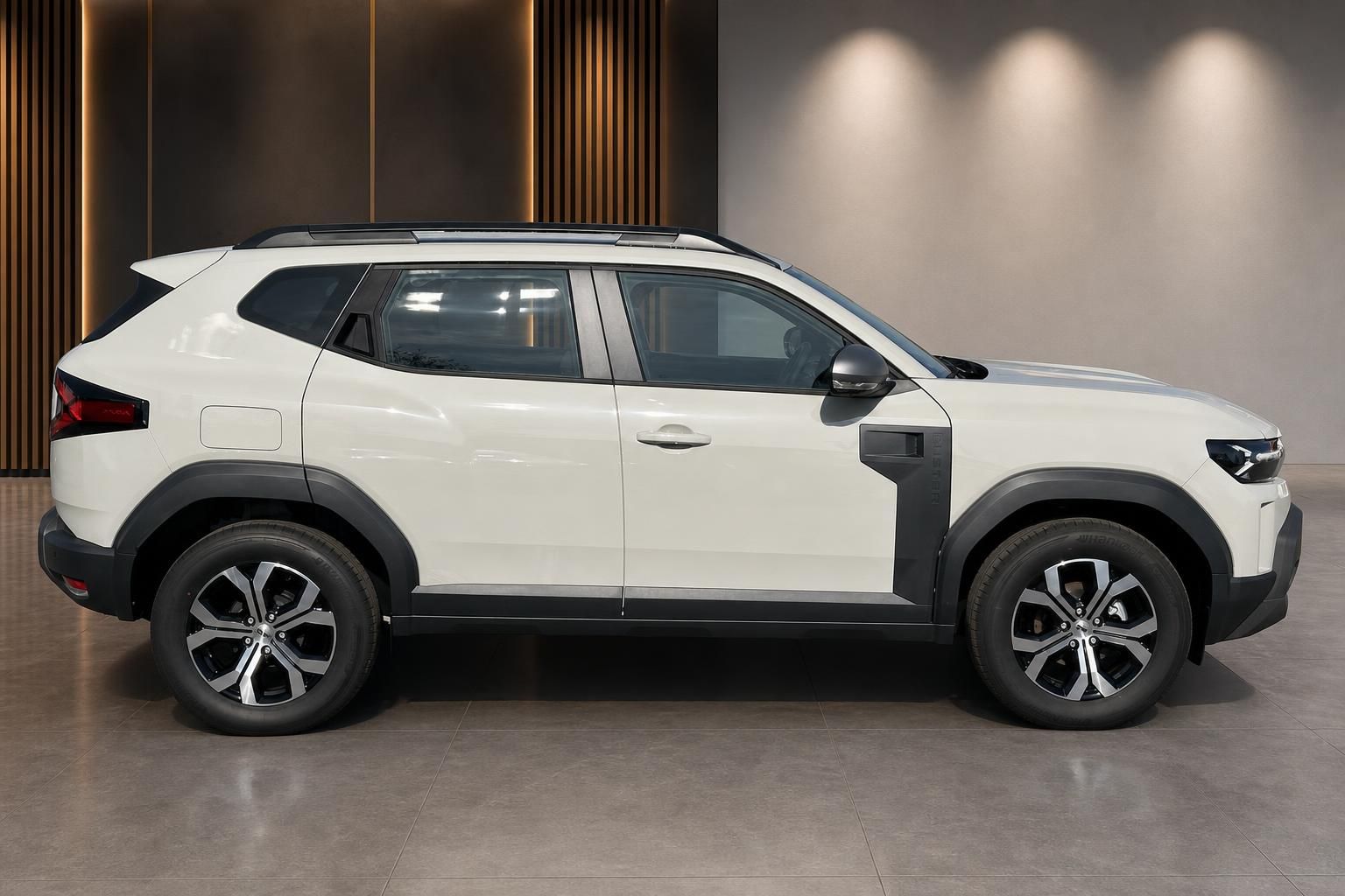 Dacia Duster weiß Seitenansicht im modernen Showroom
