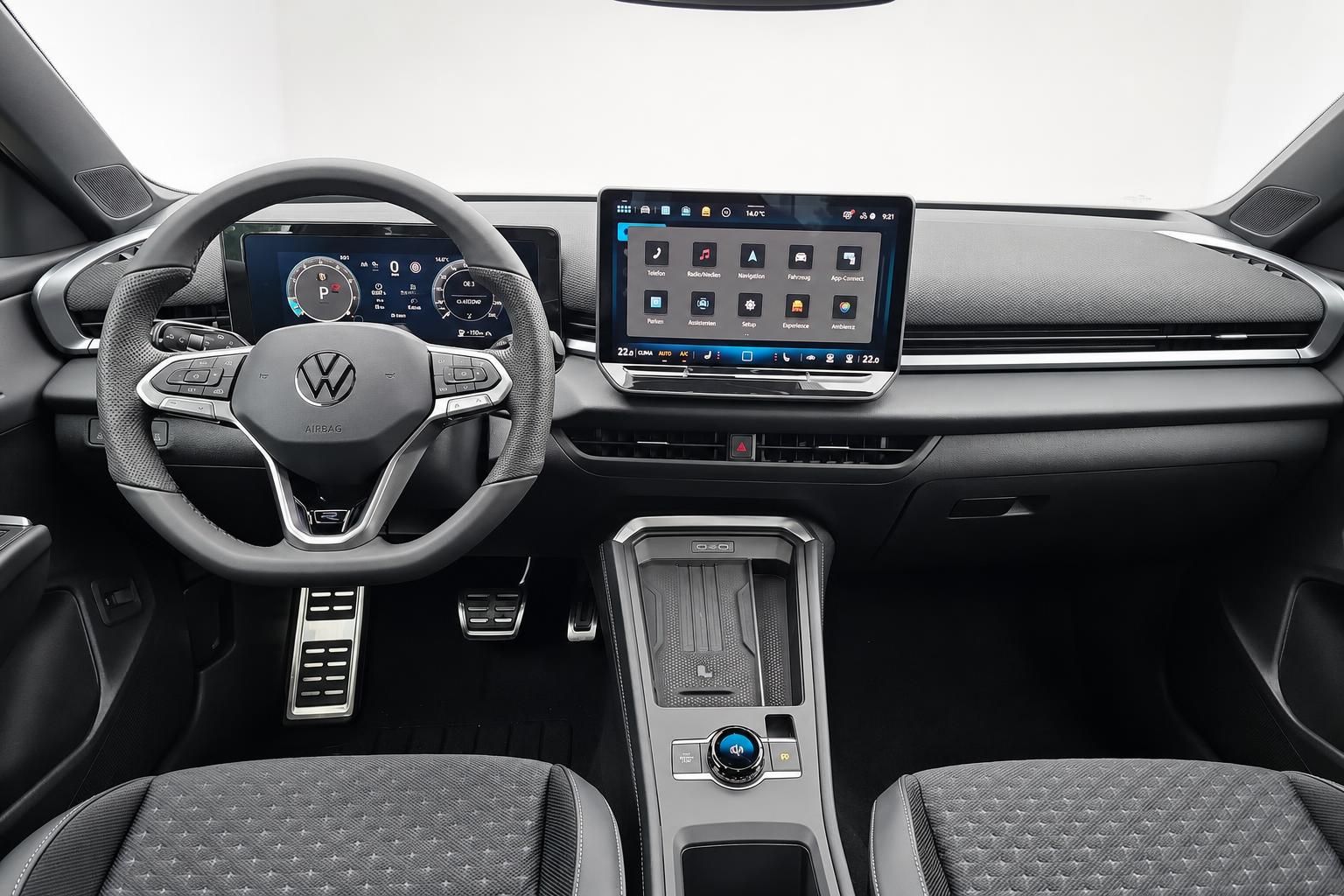 VW Cockpit mit Lenkrad, Digital-Tacho und Infotainment-Display
