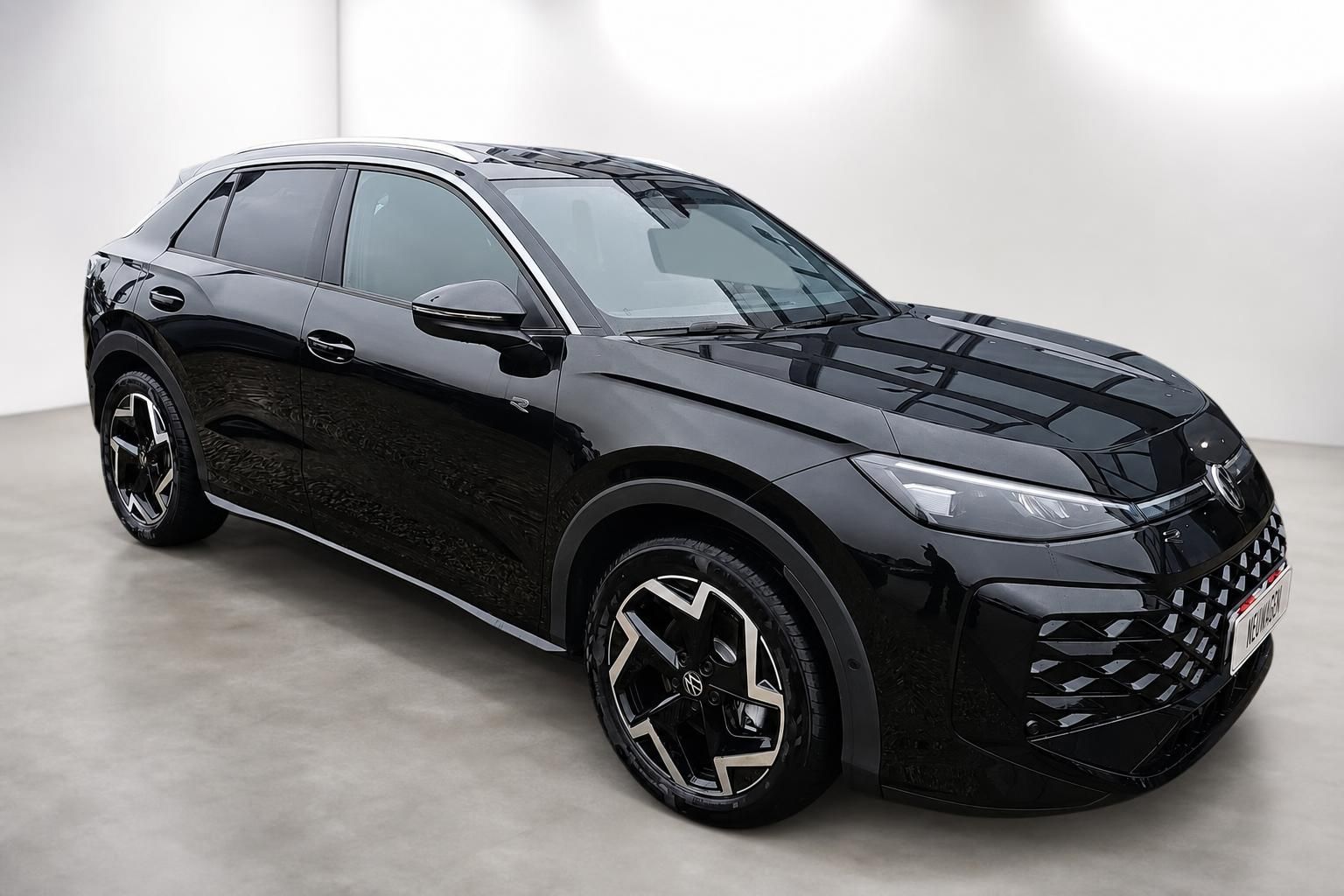 VW T-Roc R-Line schwarz Frontansicht schraeg im Studio