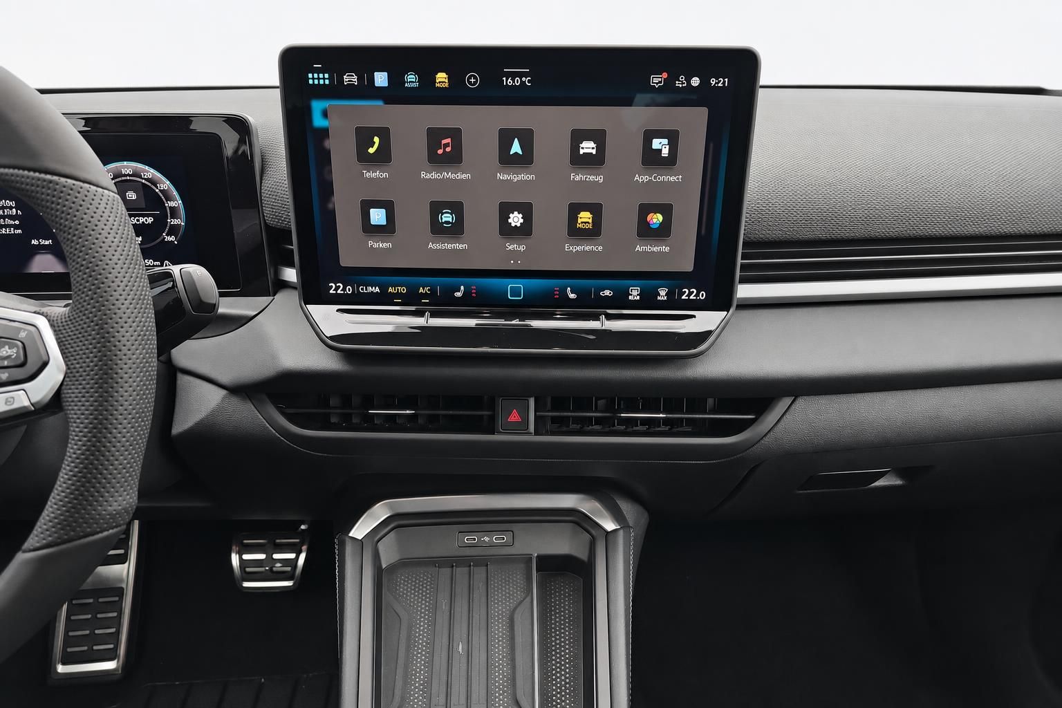 Infotainment-Touchscreen und Mittelkonsole im VW Innenraum