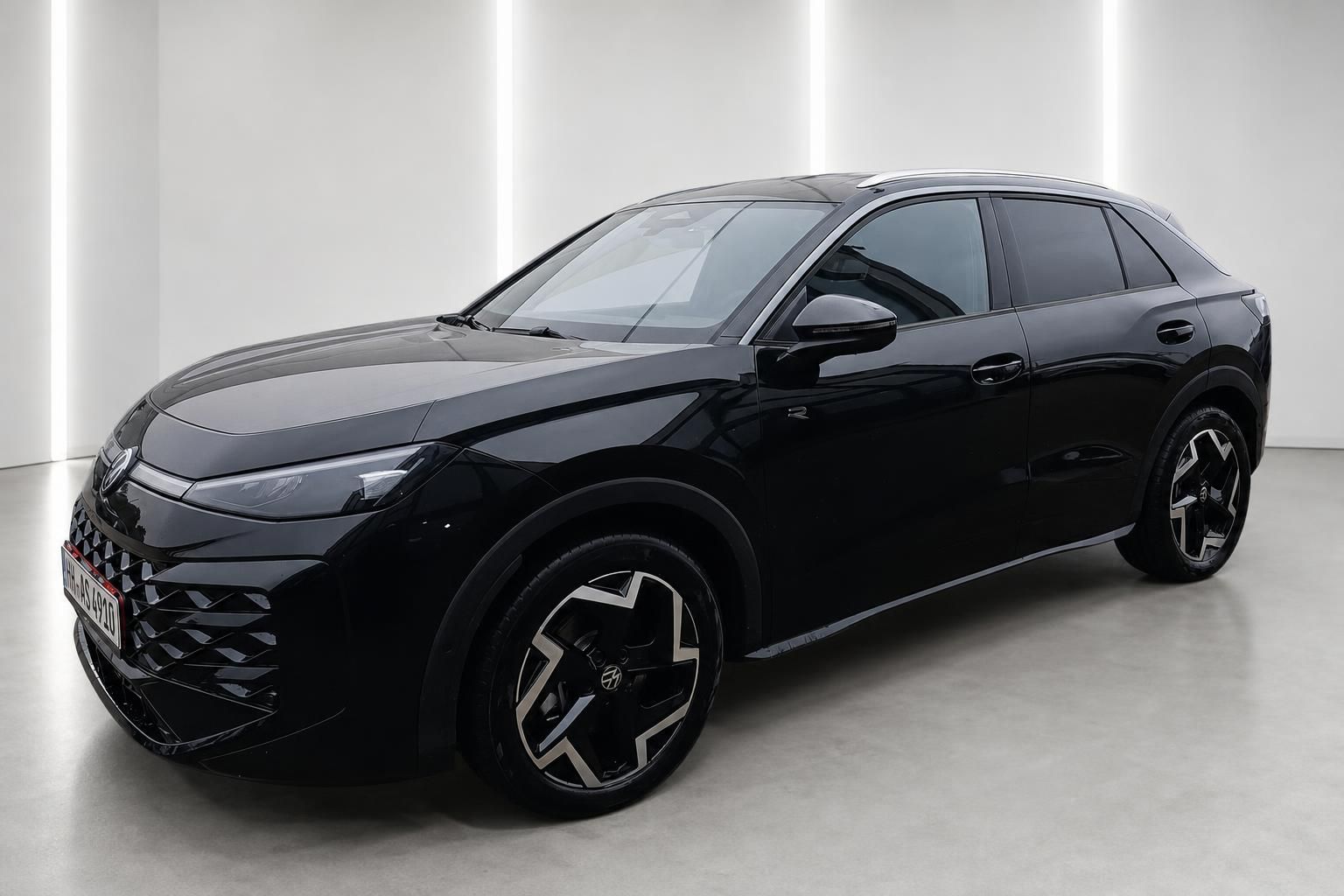 VW T-Roc R-Line schwarz Frontansicht seitlich im Studio