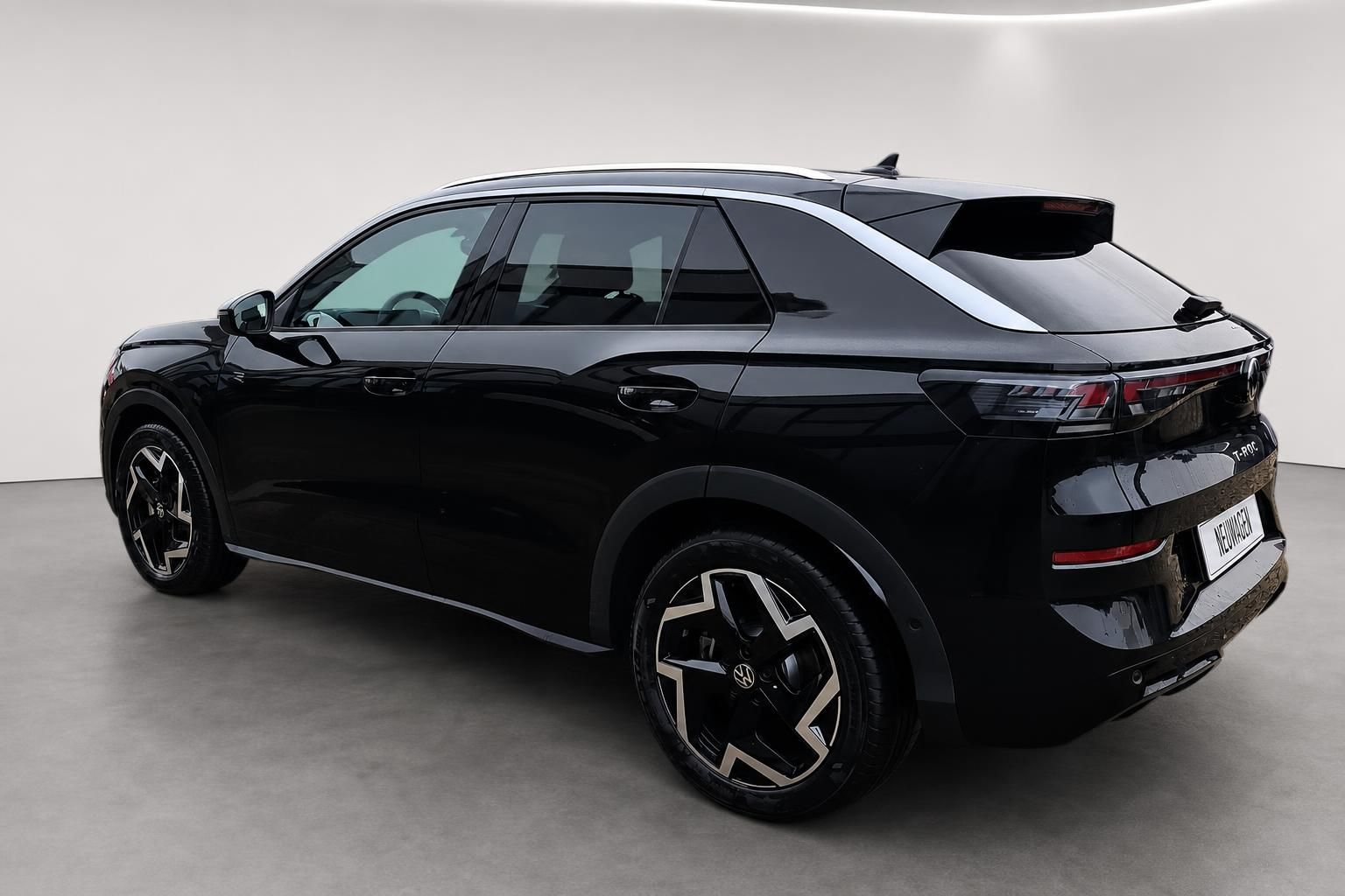 VW T-Roc R-Line schwarz Heckansicht seitlich im Studio