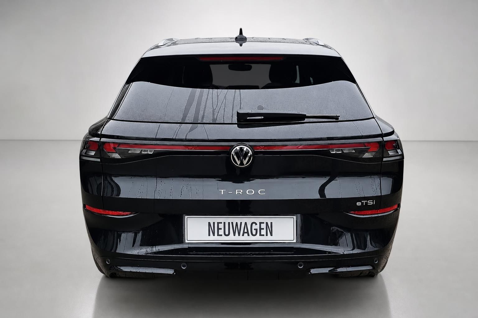 VW T-Roc eTSI schwarz Heckansicht mit Kennzeichen Neuwagen