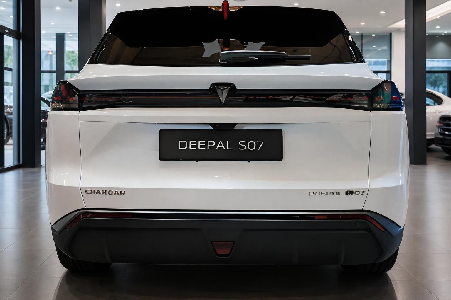 Deepal S07 weiß Heckansicht mit Rückleuchten im Showroom