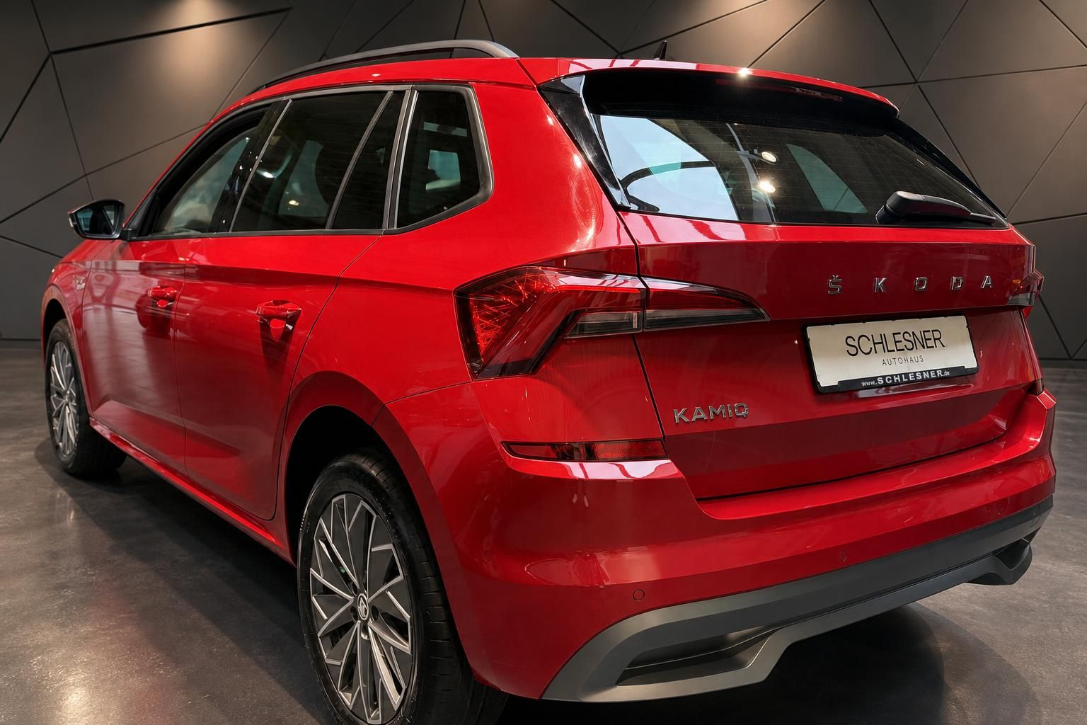 Roter Skoda Kamiq Heckansicht mit Kennzeichenhalter Schlesner Autohaus