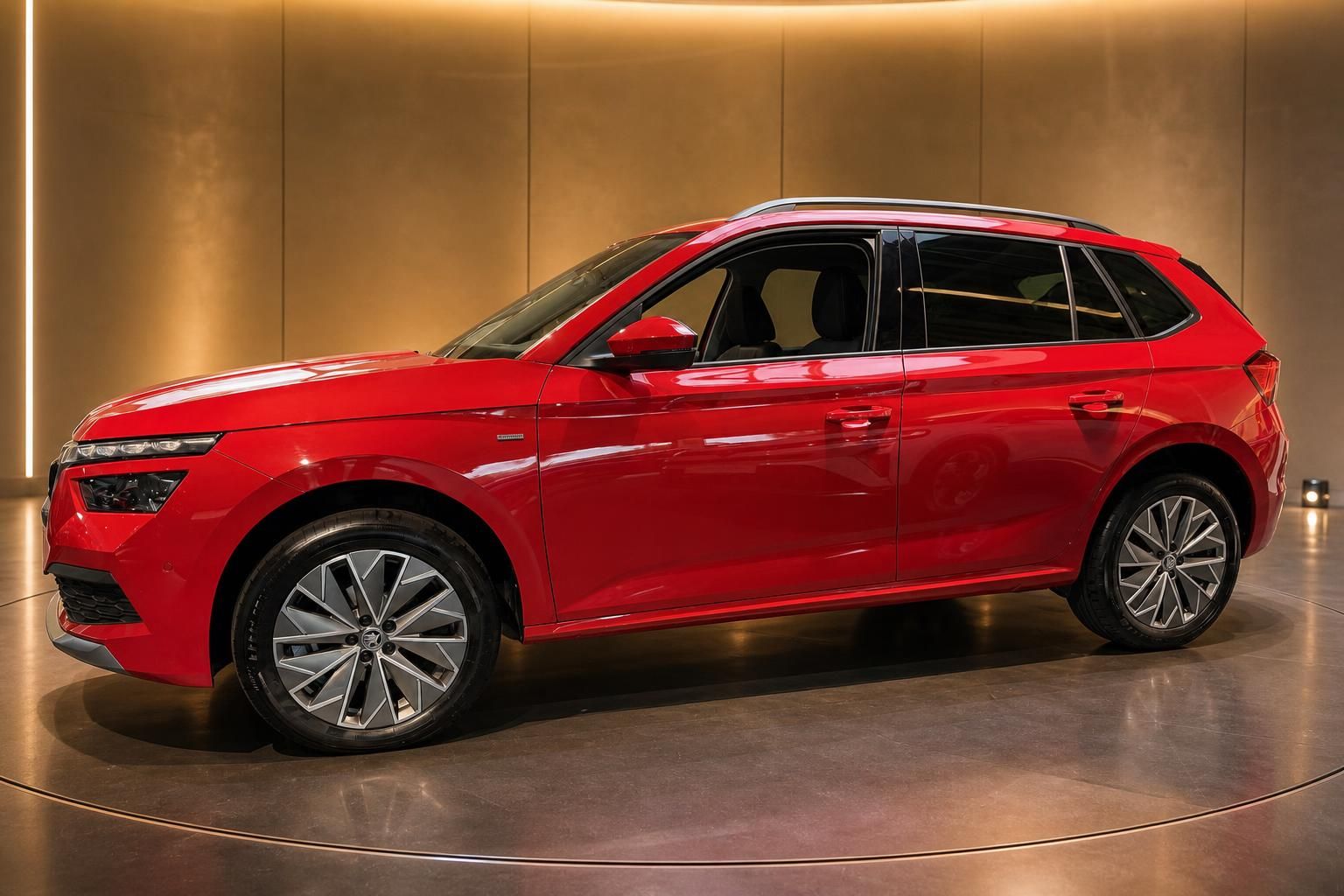 Roter Skoda Kamiq Seitenansicht in moderner Ausstellungshalle