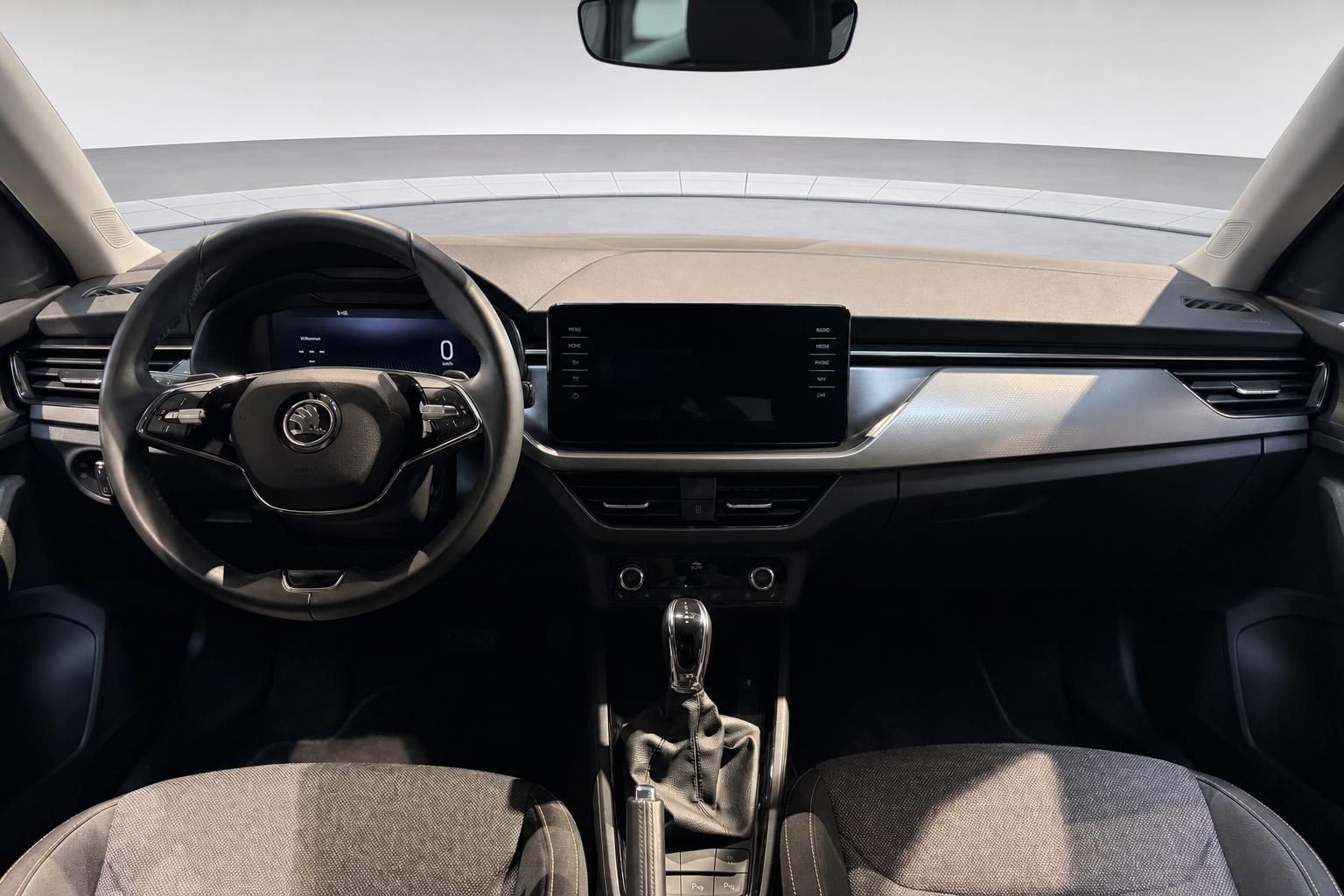Skoda Kamiq Cockpit mit Lenkrad und digitalem Infotainment-Display