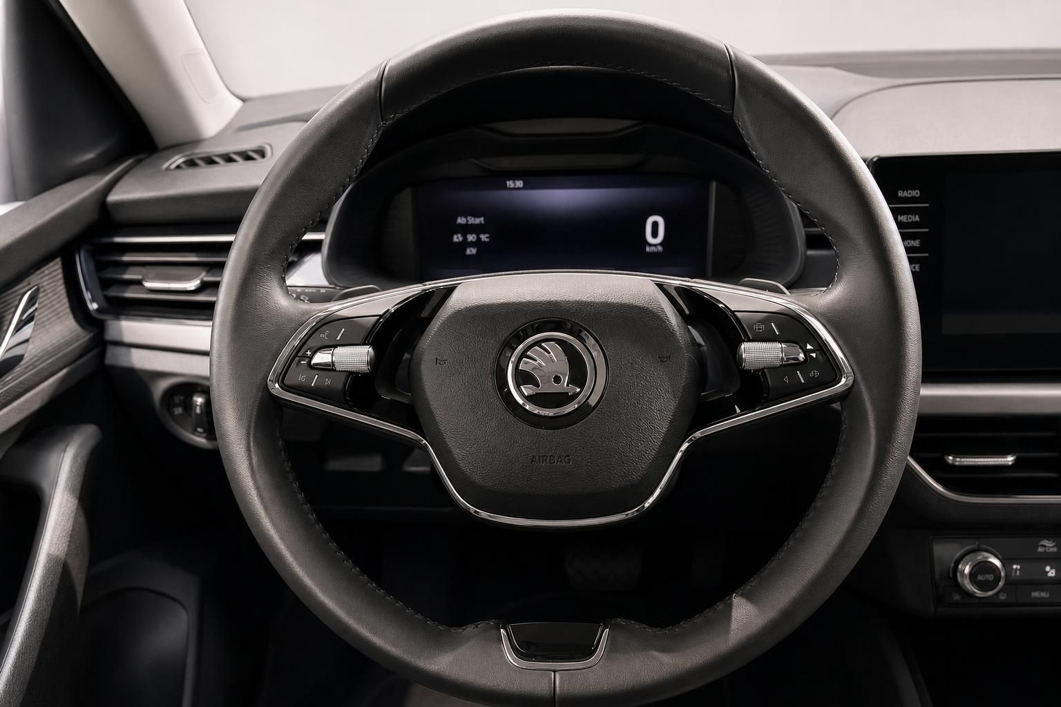 Detailansicht Lenkrad und Kombiinstrument im Skoda Kamiq Innenraum