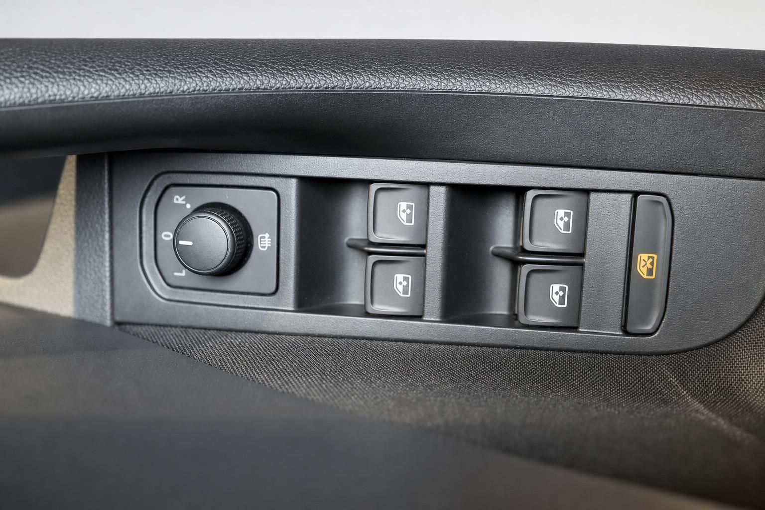 Fensterheber und Spiegelverstellung an der Tuer des Skoda Kamiq