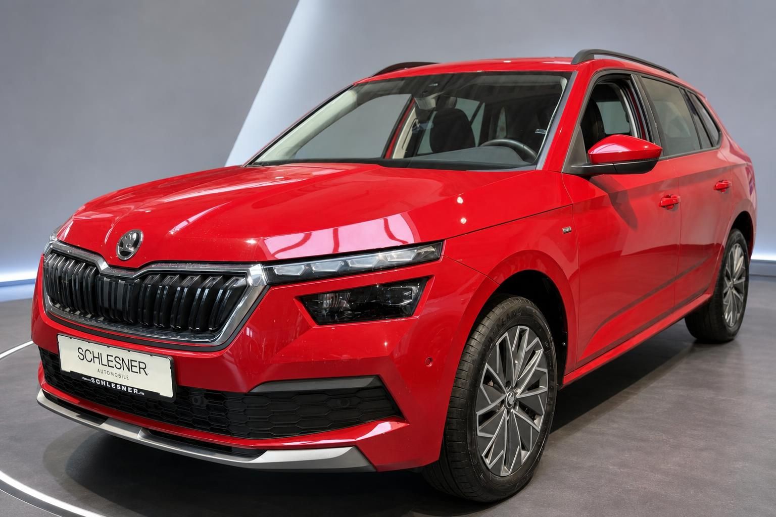 Roter Skoda Kamiq Frontansicht mit Alufelgen im Autohaus Schlesner