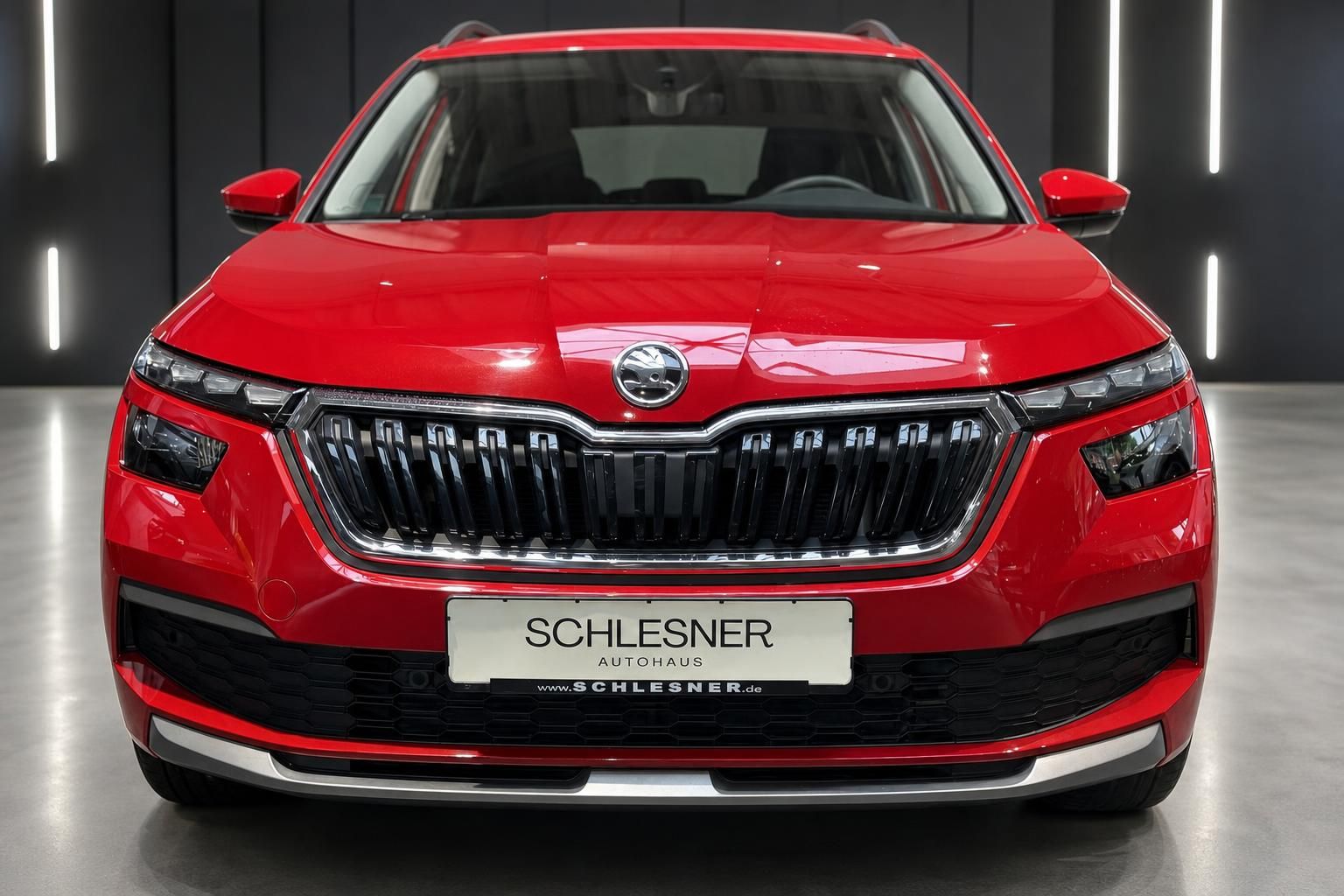 Roter Skoda Kamiq Frontansicht mit Kuehlergrill im Detail