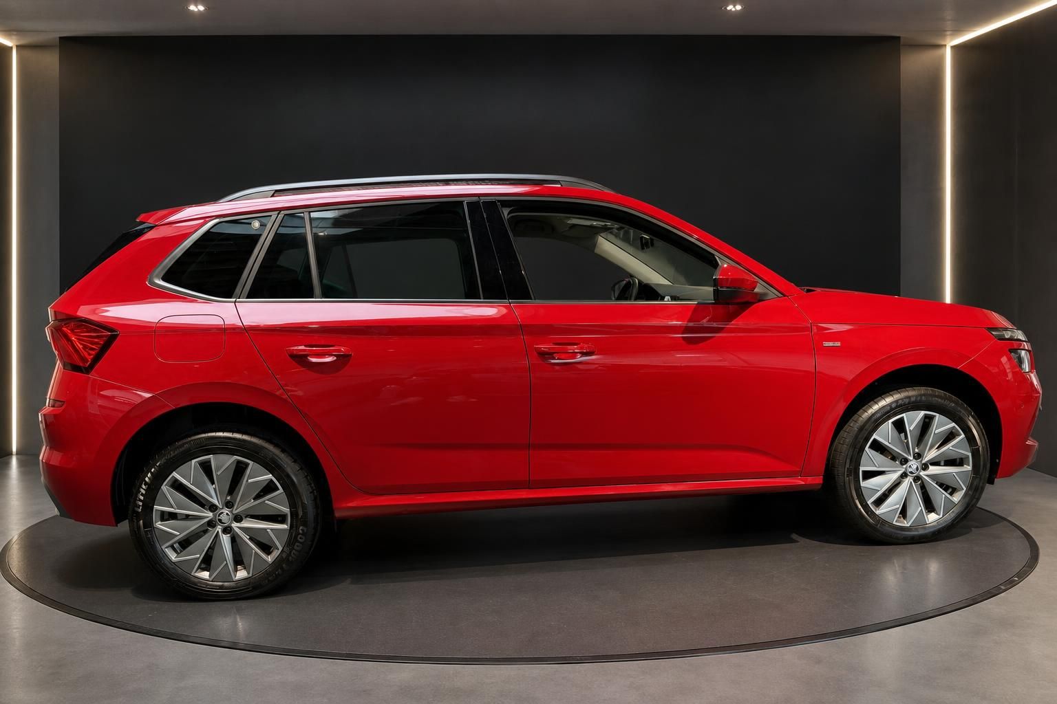 Roter Skoda Kamiq Seitenansicht mit Alufelgen in der Ausstellung