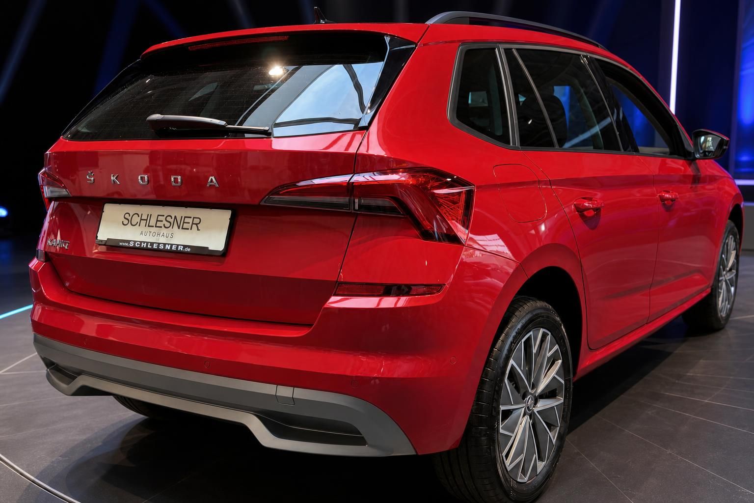 Skoda Kamiq in Rot, Heckansicht dreiviertel bei Autohaus Schlesner
